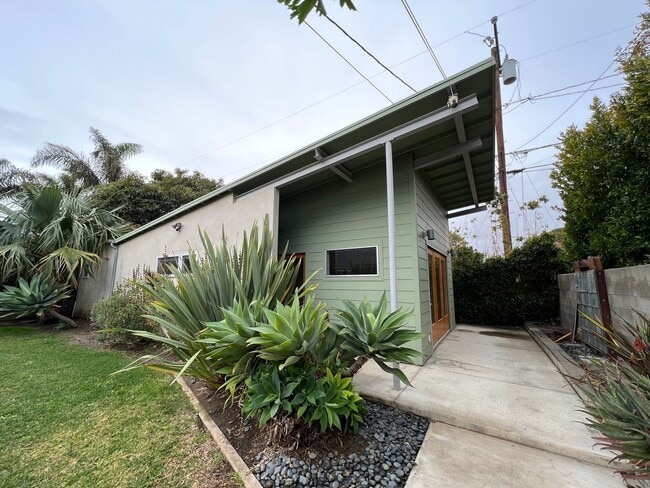 Building Photo - Super Sweet, Modern Style Back House