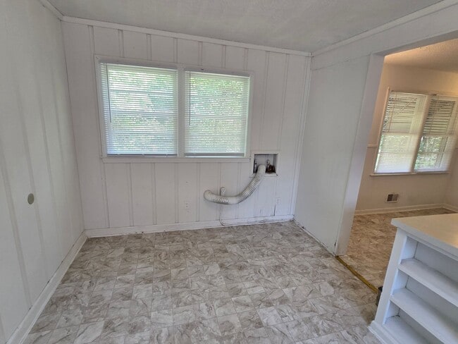 Building Photo - Decker Boulevard-International Corridor