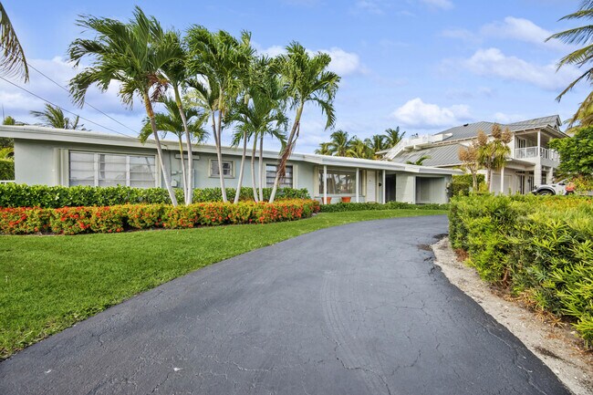 Building Photo - 2433 NE 24th St