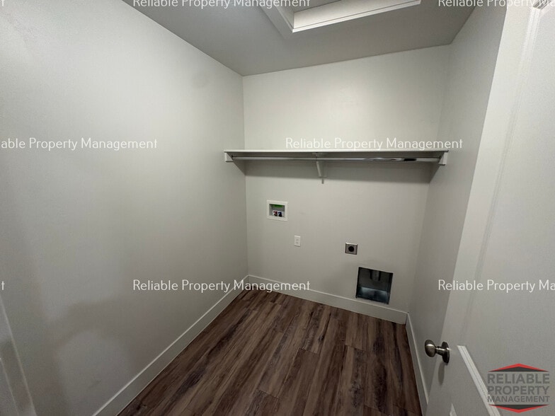 Building Photo - 156 S Emery Ln