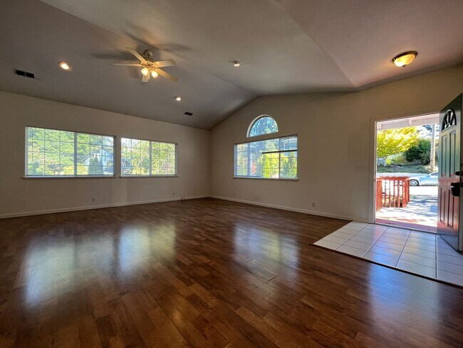 Building Photo - 1146 Vista Dr