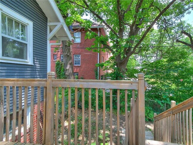 Building Photo - Charming 2-Bedroom Home minutes from everything!