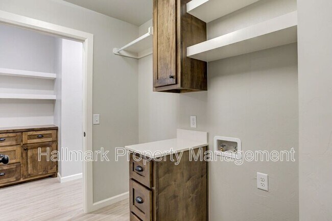 Building Photo - 560 Hackberry Ln