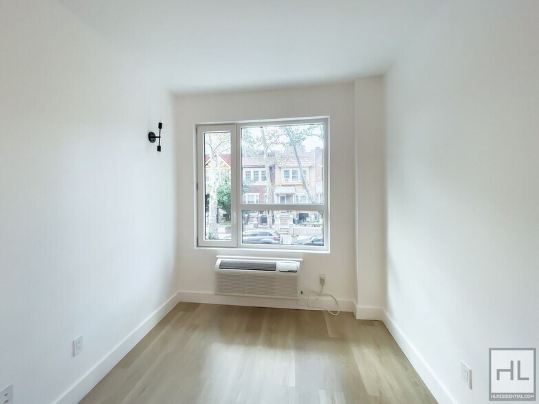 Building Photo - President Street / Spacious 1-Bed 1-Bath /...
