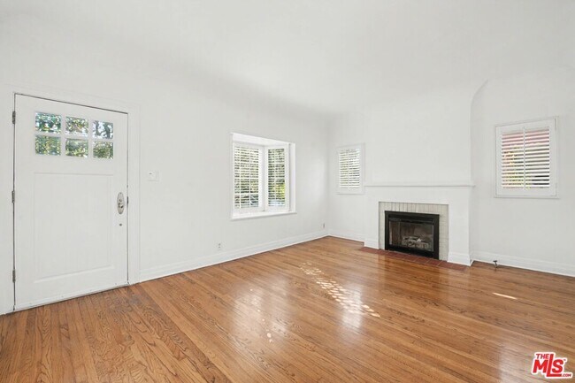 Building Photo - 10543 Almayo Ave