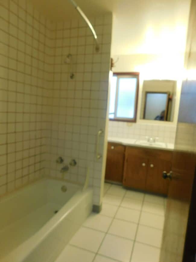 Building Photo - Spacious 3/Bedroom-1-1/2Bathroom Home In F...