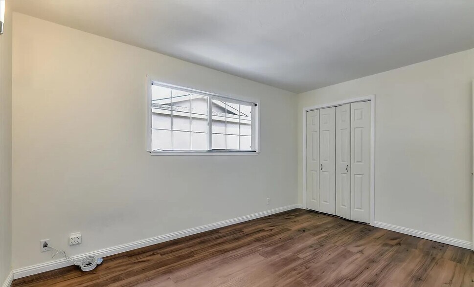Building Photo - 157 N Park Victoria Dr