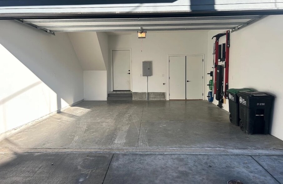 Building Photo - 5302 Elmwood Plz