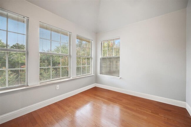 Building Photo - 1215 Boerne Dr