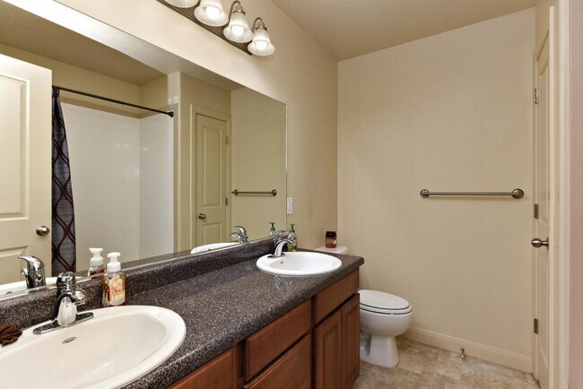 Building Photo - 3 Bedroom Townhome!! Casitas at Hidden Valley.