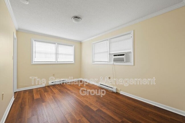 Building Photo - 4133-8 St John's Ave