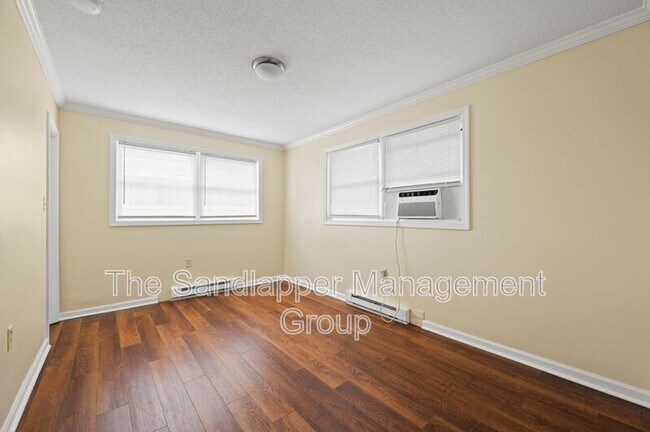 Building Photo - 4133-8 St John's Avenue