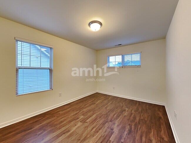 Building Photo - 117 Lyonshall St