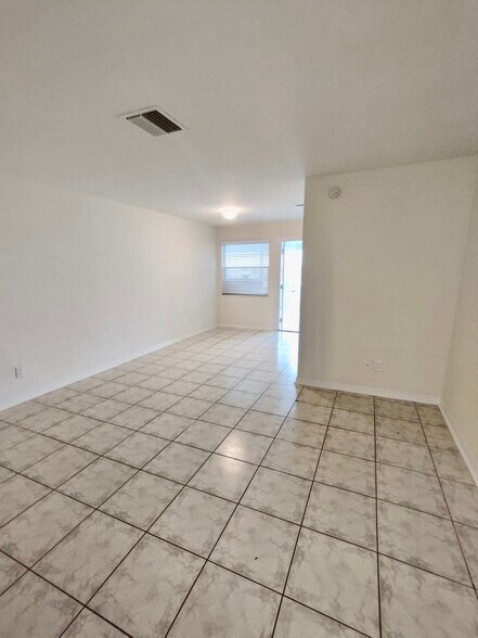 Building Photo - 224 SW 47th Ter