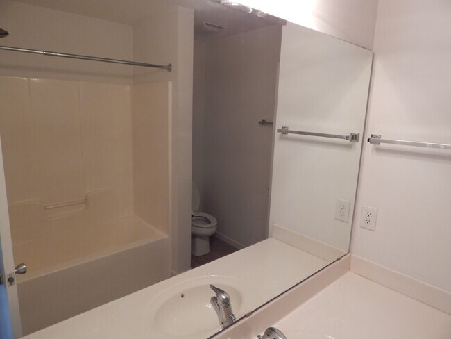 Building Photo - End Unit 3 Bedroom/3 Bath in Saylor's Watch. Trash included!