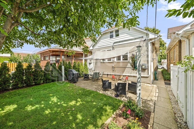 Building Photo - 4230 N Oriole Ave