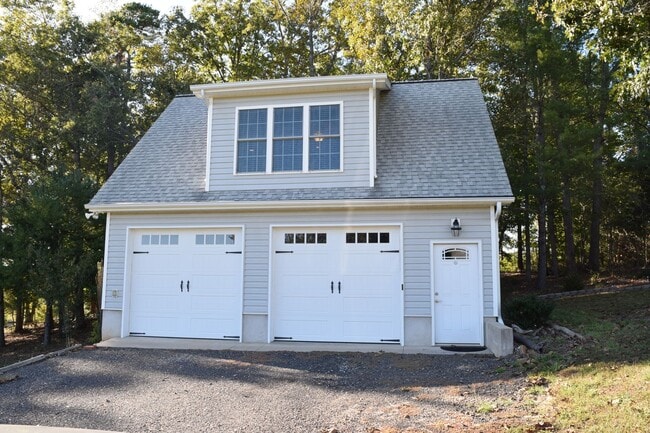 Building Photo - Lake Front 1 Bedroom Apartment - Large Garage & Boat Parking