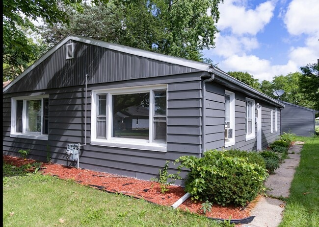 Primary Photo - 3023 Parkside Ave