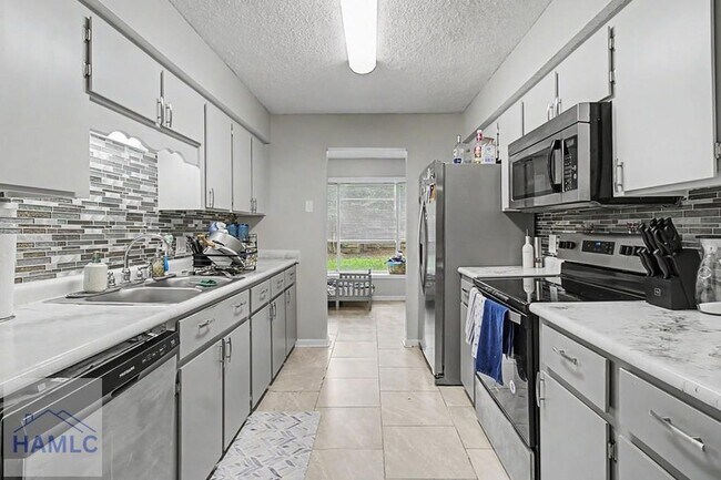 Building Photo - 703 Woods Ct