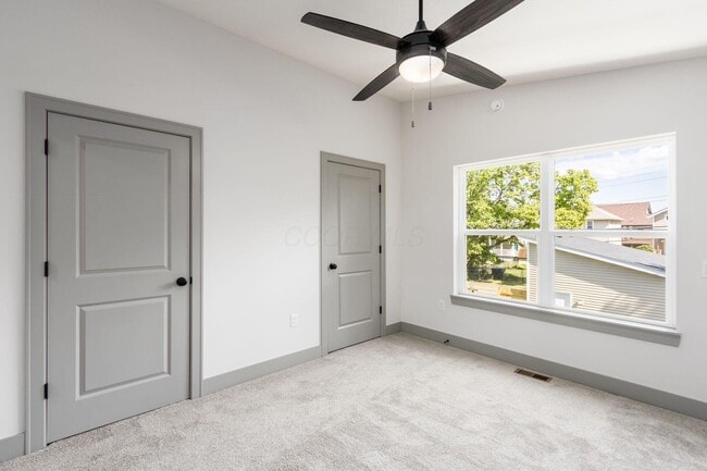 Building Photo - 858 E Starr Ave