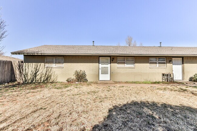 Building Photo - 2 Bedroom Duplex!