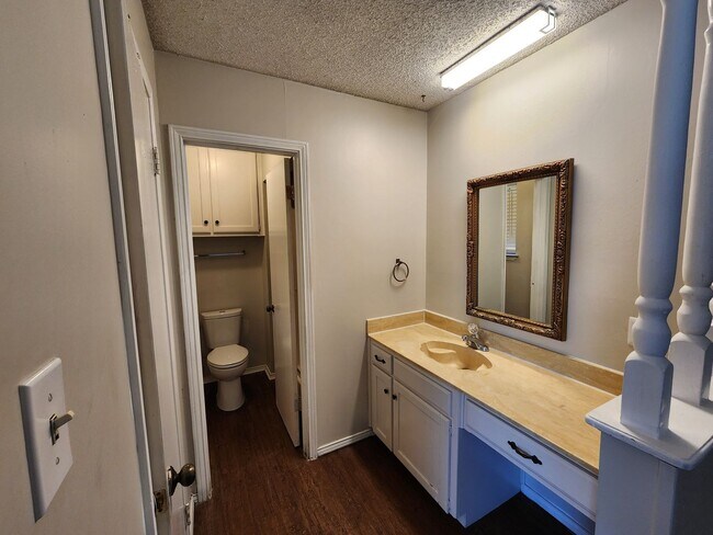 Building Photo - Classic 3 bedroom in Haltom City