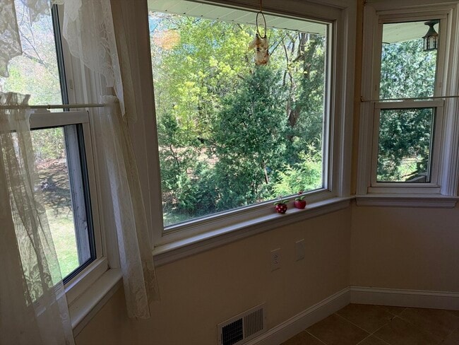 Building Photo - 28 Robinhood Rd