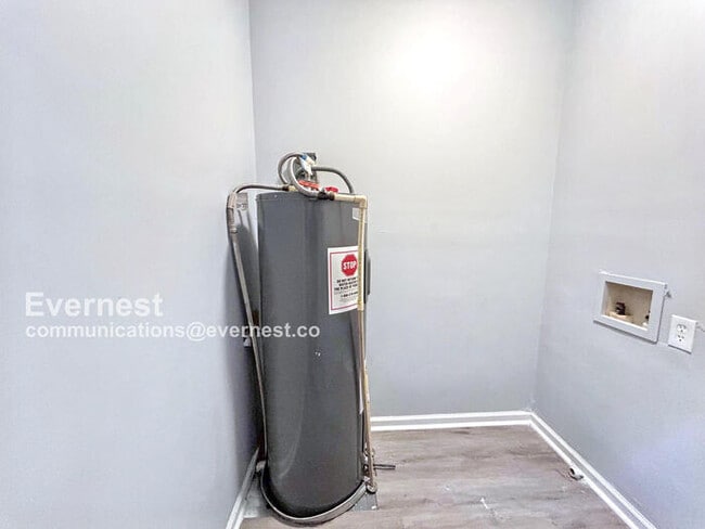 Building Photo - Spacious 3-Bedroom Home with Modern Amenities / Pet-Friendly / Available Now!