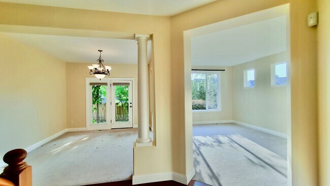 Building Photo - **$1000 OFF FIRST FULL MONTHS RENT**  Gorg...