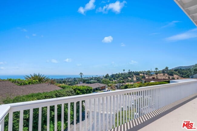 Building Photo - 1175 Las Pulgas Pl