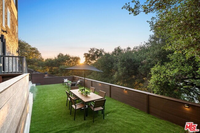 Building Photo - 28207 Laura La Plante Dr
