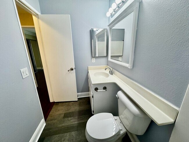 Building Photo - Updated 2nd Floor Corner Unit -3425 E. 15t...