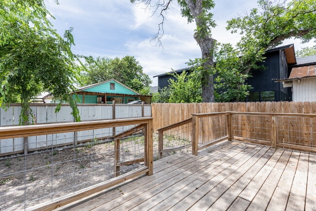 Building Photo - 330 Gem Ln