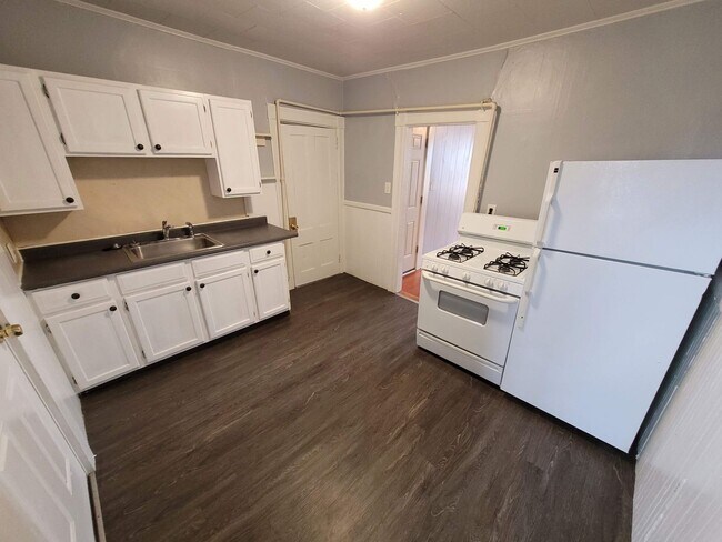 Building Photo - $1400 - All Inclusive Studio / 1 Bath Apar...