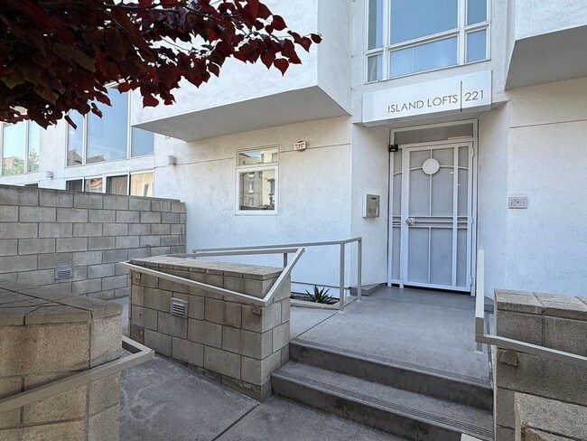 Building Photo - Charming Loft - 2 bed/ 2.5 bath in prime d...