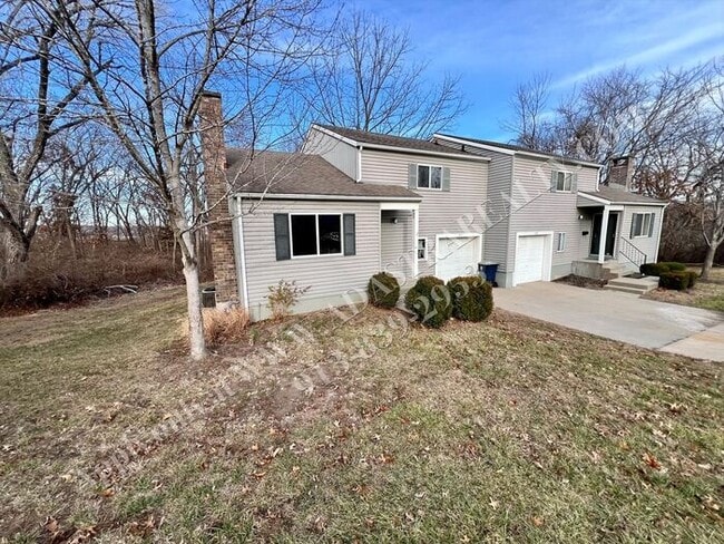 Building Photo - Beautiful Remodeled South KCMO Townhome-Available NOW!!