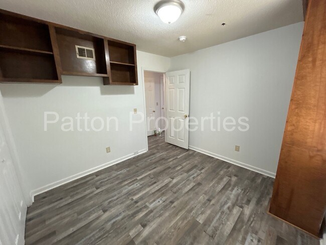 Building Photo - Barony Home