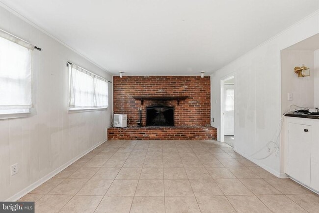 Building Photo - 8609 Woodview Dr
