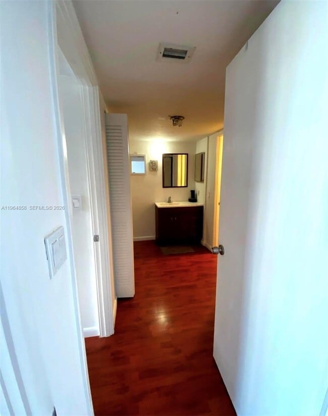 Building Photo - 3731 N Country Club Dr