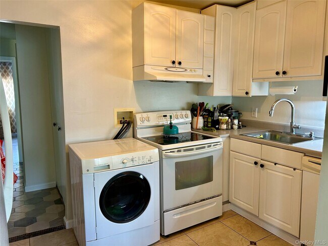 Building Photo - 40 Scarborough Ln