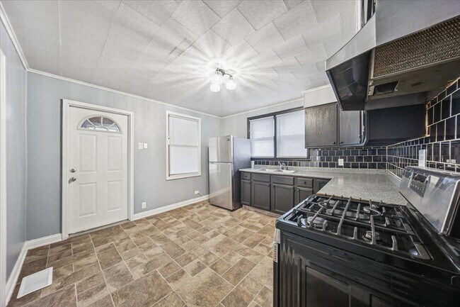Building Photo - 3134 W 39th Pl