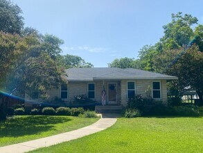 Building Photo - 4 BEDROOM WITH POOL