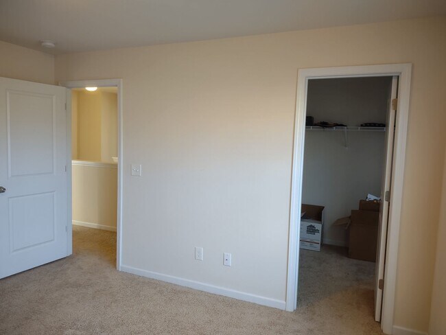 Building Photo - Fabulous Four Bedroom Home in Southeast Columbia!