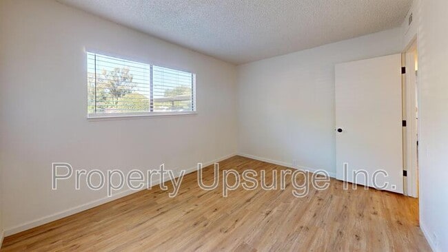 Building Photo - 905 Lakeside Dr