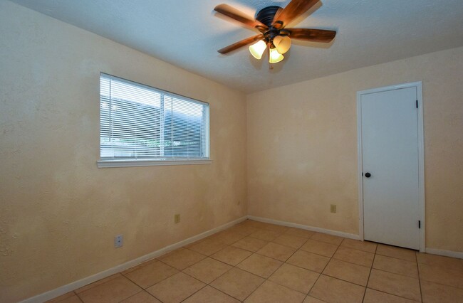 Building Photo - 2 BEDROOM 2 BATH PATIO HOME WITH 1010 SF