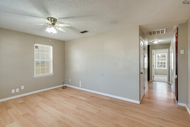 Building Photo - 5115 Kingston Dr