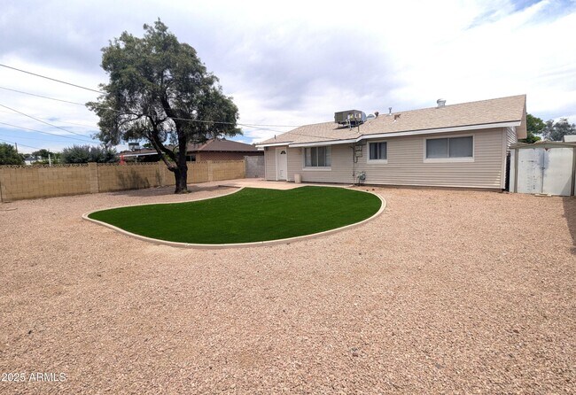 Building Photo - 8127 E Mitchell Dr