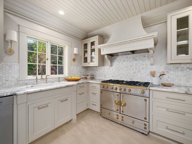 Building Photo - Gorgeous Victorian Home Ready to Rent! Hug...