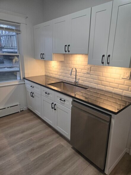 Building Photo - 2425 Niagara St