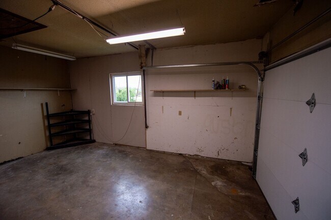 Building Photo - Lovely 3 Bed / 2 Bath in Private Setting--AVAILABLE NOW!!!